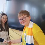 Dzień życzliwości - uczniowie ubrani na żółto