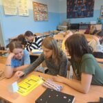 Uczniowie podczas gier i zabaw z tabliczką mnożenia