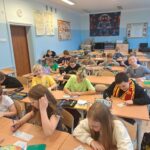 Uczniowie podczas gier i zabaw z tabliczką mnożenia