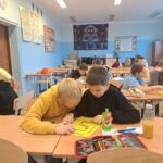 Uczniowie podczas gier i zabaw z tabliczką mnożenia