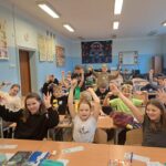 Uczniowie podczas gier i zabaw z tabliczką mnożenia