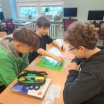 Uczniowie podczas gier i zabaw z tabliczką mnożenia