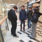 Uczniowie odpytujący przechodniów z tabliczki mnożenia