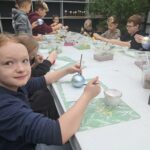 uczniowie w fabryce bombek