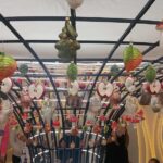 uczniowie w fabryce bombek