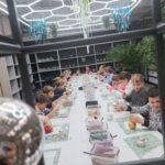 uczniowie w fabryce bombek