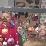 uczniowie w fabryce bombek