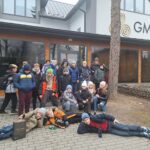 uczniowie prze fabryką bombek