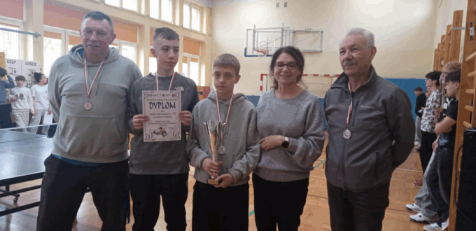 Uczniowie z opiekunami dyplomem, pucharem i medalami